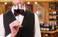 喝紅酒嘴唇發(fā)黑是什么原因?yàn)槭裁春攘似咸丫谱齑桨l(fā)黑