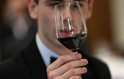 重慶紅酒批發(fā)哪里正宗 保稅港區(qū)高級(jí)侍酒師品酒